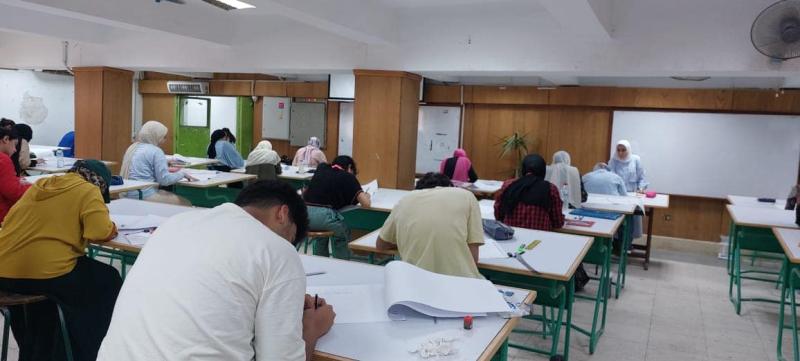 توافد  طلاب الثانوية العامة على كلية الفنون التطبيقية بجامعة حلوان لأداء اختبارات القدرات
