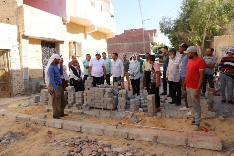 محافظ الوادي الجديد يتابع أعمال رفع كفاءة الطرق الداخلية بأحياء مدينة الخارجة