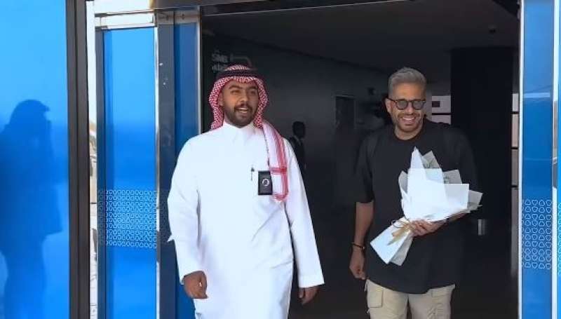 شاهد.. لحظة وصول محمد حماقي للسعودية استعدادا لحفل الليلة