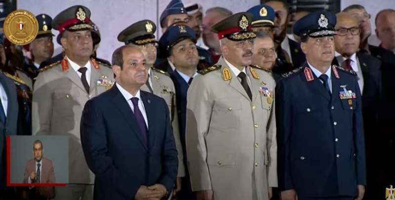 الرئيس السيسي يتفقد صالة العرض الذكية بمعرض مصر الدولى الأول للطيران والفضاء