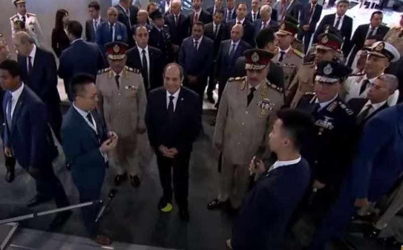 الرئيس السيسي يتفقد أجنحة معرض مصر الدولى للطيران والفضاء 2024