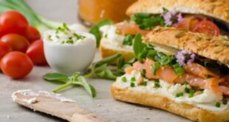 ساندويش السلمون بالجبن الكريمي