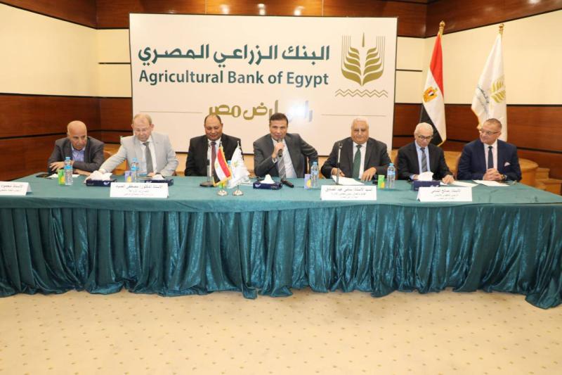 وزير الزراعة يجتمع بمنتجي الدواجن بحضور قيادات البنك الزراعي