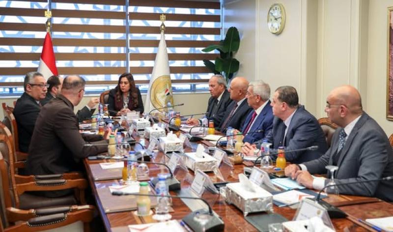 وزيرة التنمية المحلية تلتقى وفداً من تنسيقية شباب الأحزاب والسياسيين