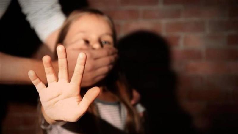 ضبط عامل اتهمته زوجته بالتحرش بابنته جنسيا في البدرشين