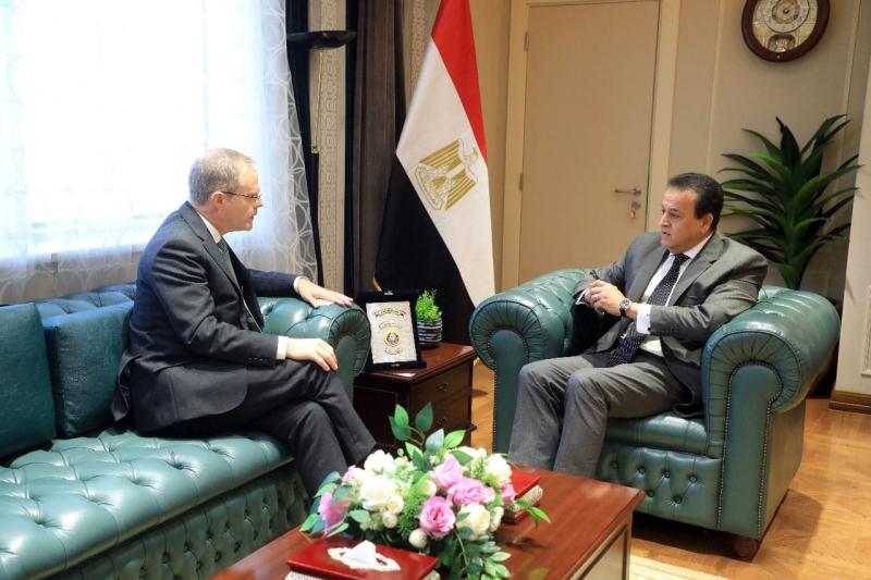 وزير الصحة يستقبل السفير الإنجليزي لدى القاهرة لبحث سبل التعاون بين البلدين