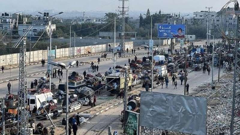 عبر شارعي الرشيد وصلاح الدين.. حشود النازحين تتدفق إلى شمال غزة