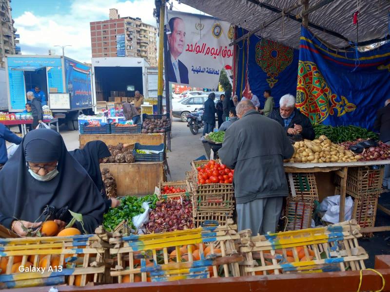 محافظ الدقهلية: استمرار توافد المواطنين على سوق اليوم الواحد بشارع قناة السويس بالمنصورة