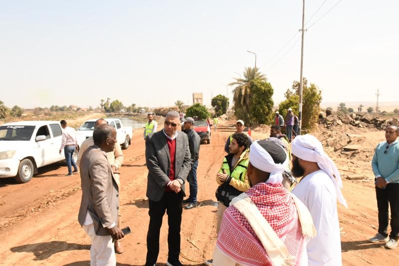 محافظ أسوان يشدد لسرعة الإنتهاء من مشروع  الطريق الدائرى بلانة - نصر النوبة