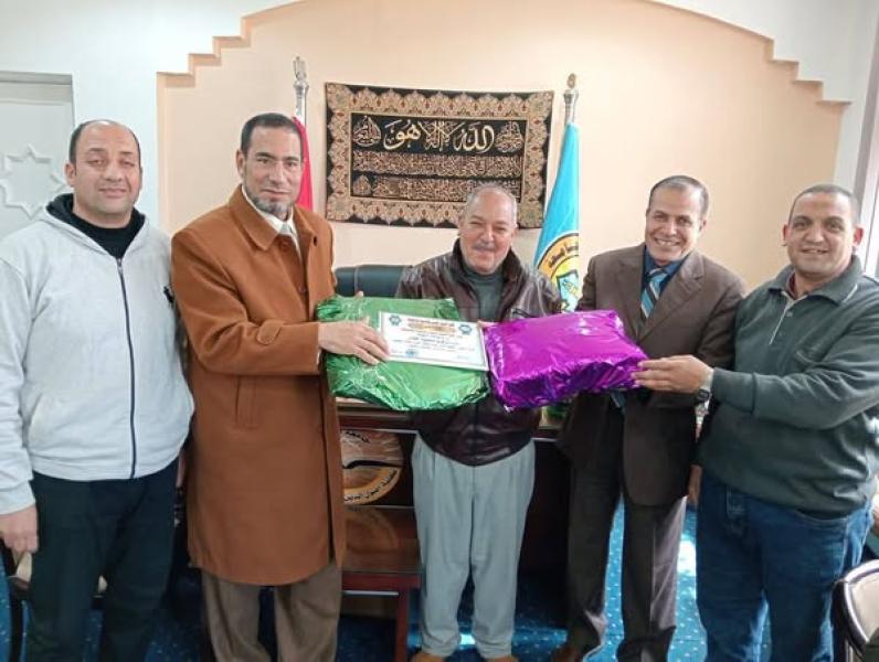 أصول الدين والدعوة بالمنوفية تحتفي بأحد العاملين بالكلية لبلوغه سن التقاعد