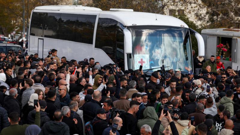 وصول 97 أسيرا فلسطينيا مبعدا إلى الجانب المصري لمعبر رفح