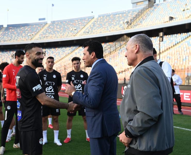 وزير الشباب والرياضة يهنئ المنتخب الوطني بالفوز على إثيوبيا.. ويطالب الجماهير بمؤازرة المنتخب في مباراة سيراليون