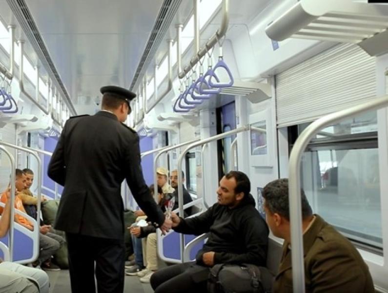 رجال الشرطة يشاركون المواطنين احتفالات عيد الفطر ويوزعون الهدايا