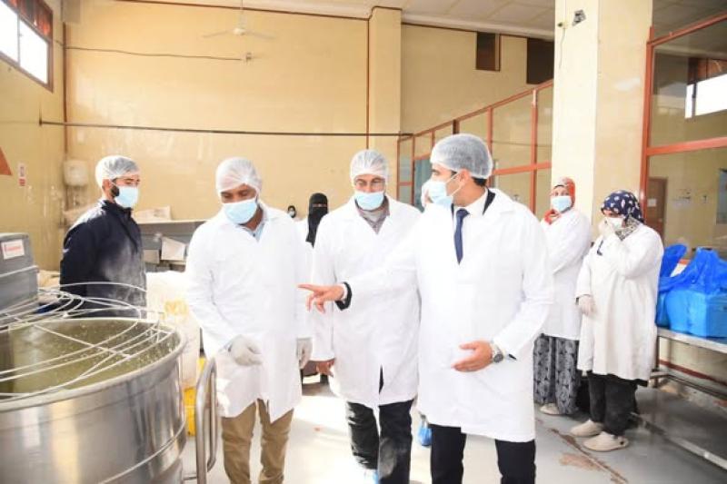 نائب محافظ مطروح يتفقد مركز التدريب المهني ومصنع التغذية المدرسية بمدينة مرسى مطروح