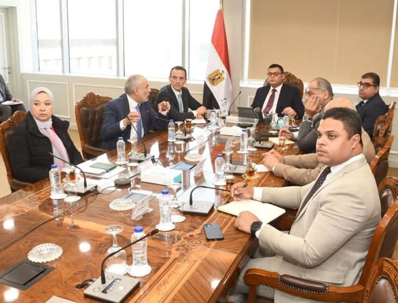 وزير الإسكان يلتقي مسئولي أحد المكاتب الاستشارية لاستعراض الموقف الخاص لمشروعات ضمن ”تطوير منطقة سور مجرى العيون”