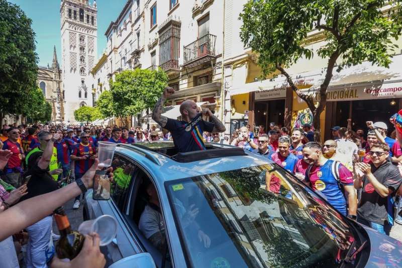 جماهير برشلونة والريال تحتشد في إشبيلية استعدادًا لمباراة النهائي
