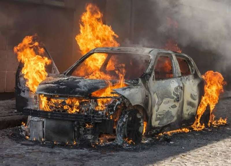 خلافات مهنية تقود عاملًا لإحراق سيارة في الشروق: تفاصيل الحادث