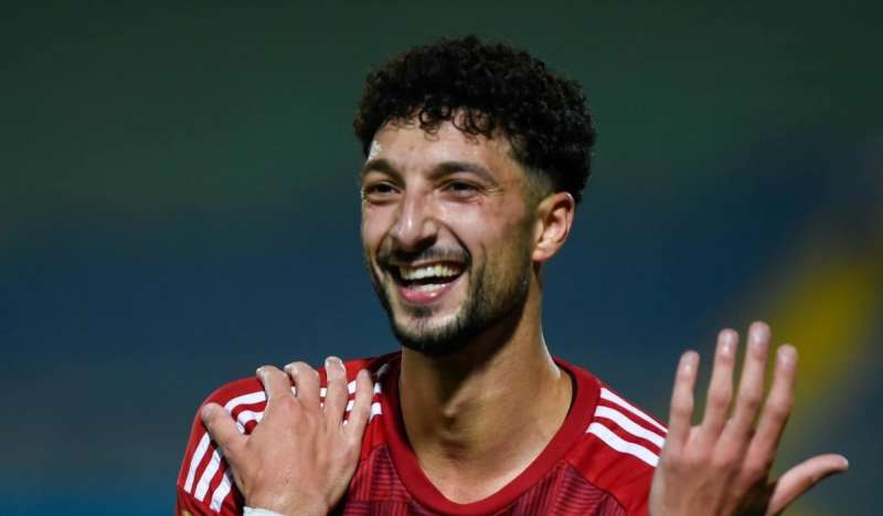 في لفتة رياضية  فريدة من نوعها وسام أبو علي يتبادل القميص مع جابريلا تشوكوودي فور فوز الأهلي 3-2