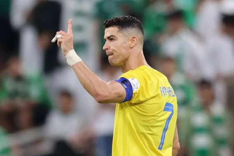 رونالدو يكلم نفسه بعد خسارة نادي النصر السعودي بالأمس!