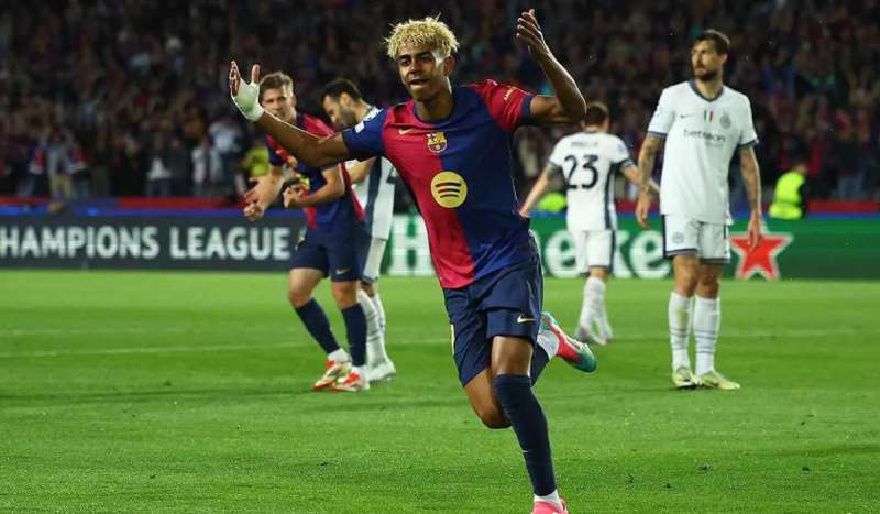 برقصة مثيرة.. والدة اللاعب يمين لامال تخطف الأنظار في الملعب