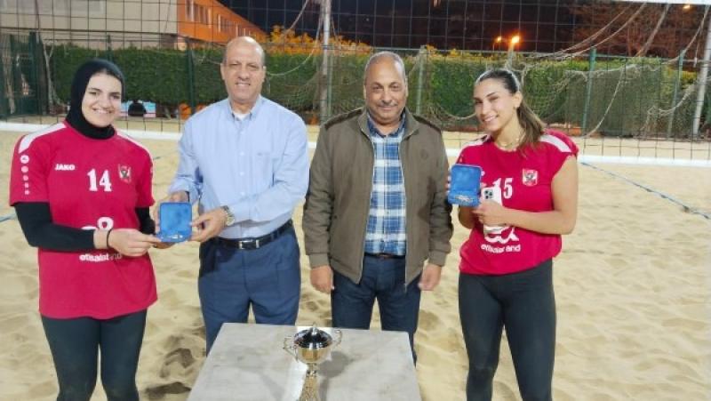 نجمات الأهلي يعتلين عرش الكرة الطائرة الشاطئية، بلقب الدوري الممتاز