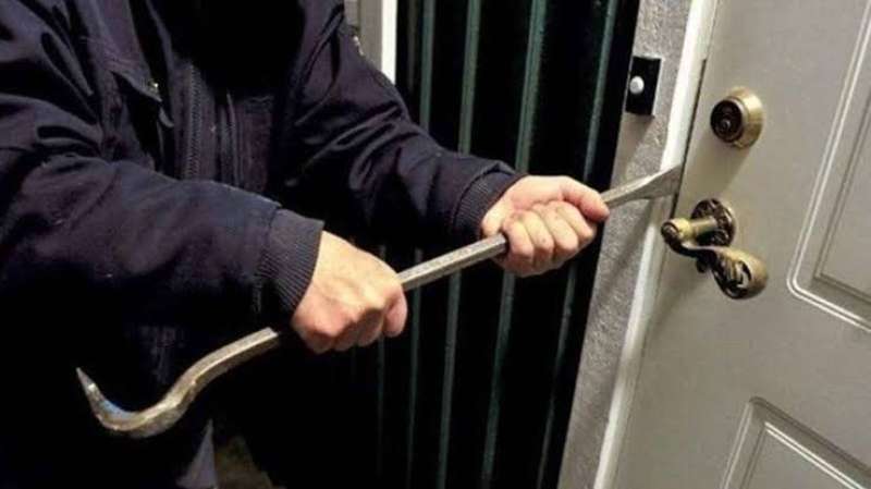 سائق يسرق جارته الباحثة القانونية ويستغل سفرها