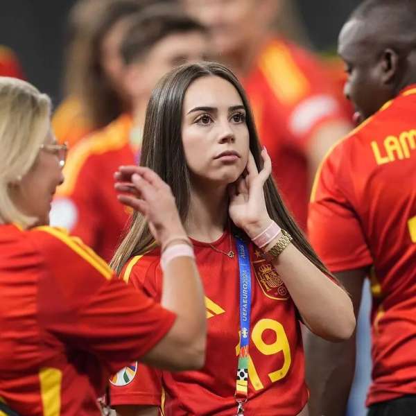أزمة عاطفية تطارد لامين يامال مجددًا بعد ظهور صديقته السابقة في احتفالات اليورو