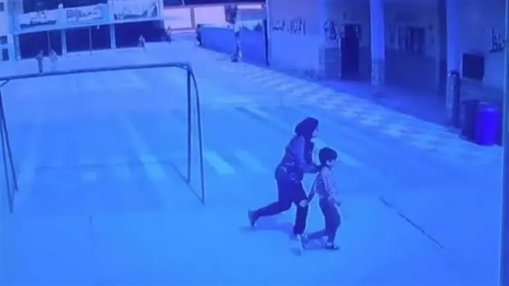 معلمة تعتدي على طفل