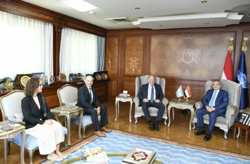 رئيس هيئة قناة السويس والسفر الأرجنتيني