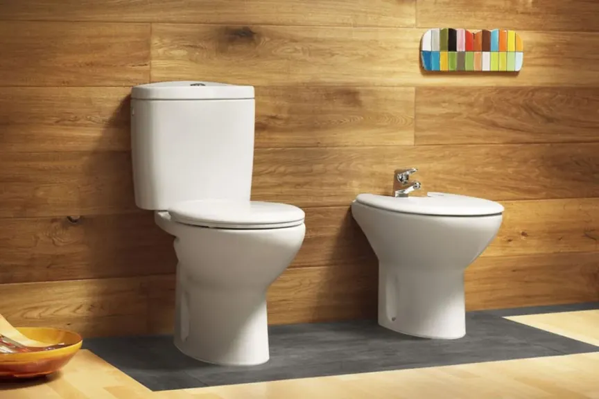 تفسير حلم البول في الحمام على الأرض