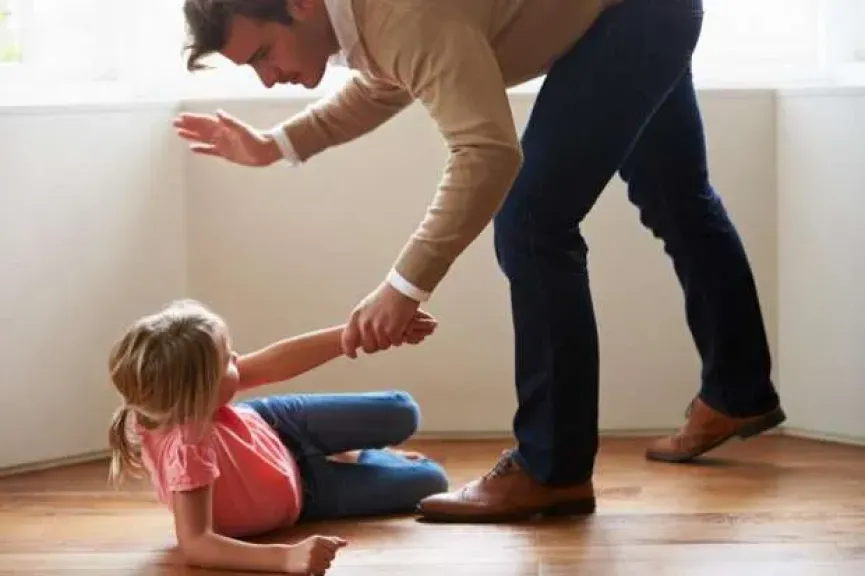 أب سوري يضرب ابنته في ولاية غازي عنتاب بتركيا 
