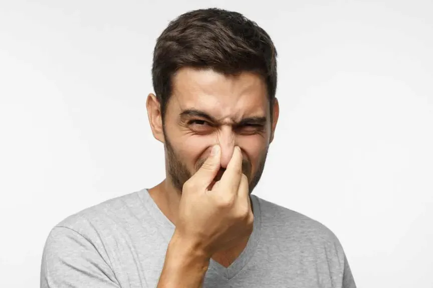 أخطاء استخدام مزيلات التعرق تؤدي لرائحة كريهة 