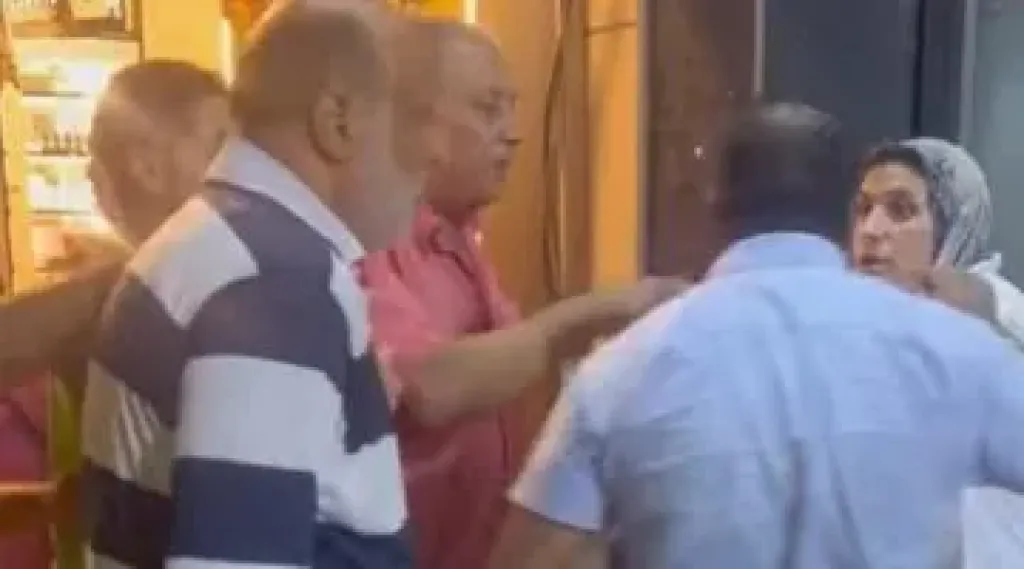 رجل يجبر زوجته على ركوب السيارة