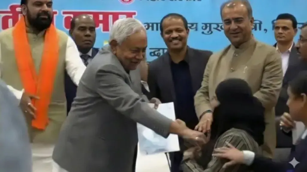 فيديو نيتيش كومار يسحب حجاب طبيبة