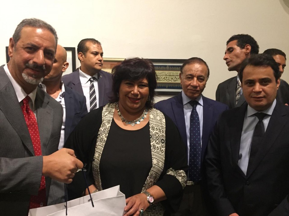 وزيره الثقافه تتوسط الفنان فريد العلي والمستشار عبدالعزيز البشر